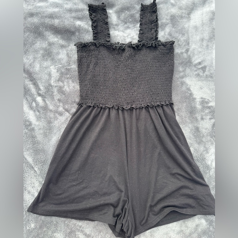 Black Ruched Romper Super Comfy and Stretchy Size Medium🖤✨